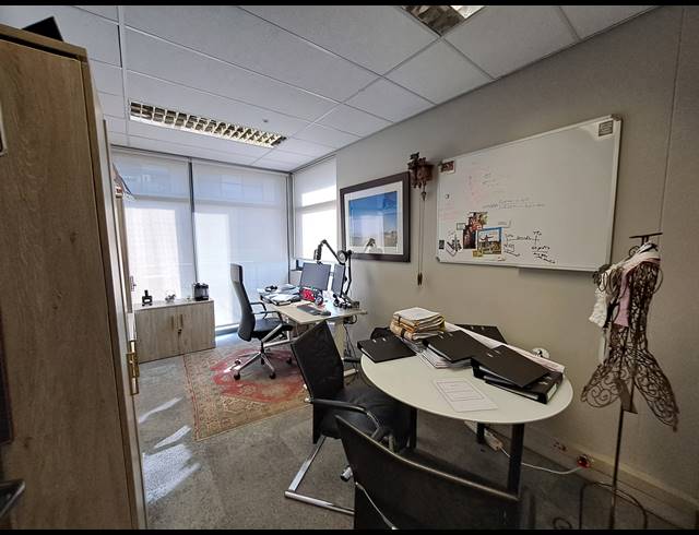 1,252M² OFFICE TO LET IN SANDHURST